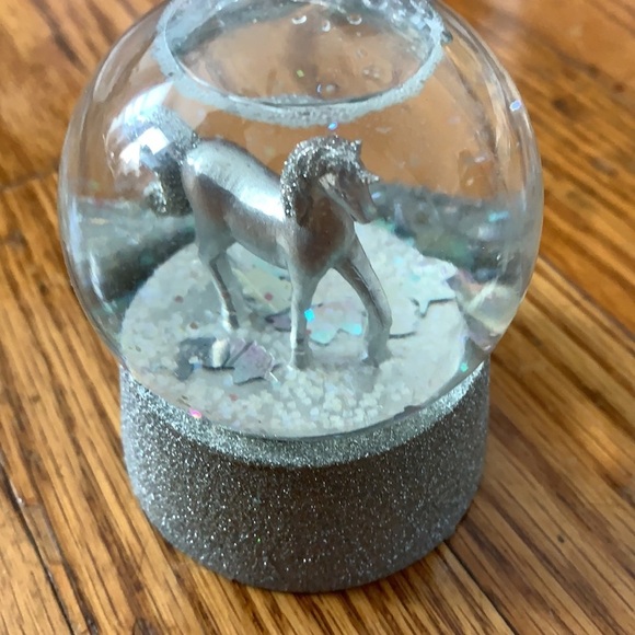 Mini Snow globe with unicorn inside cute mini Snowglobe glitter silver Claire’s - Picture 10 of 14